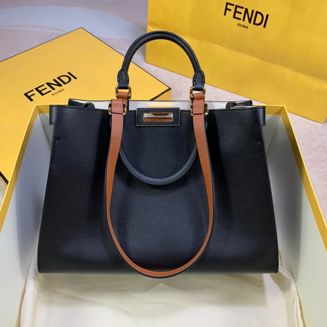 Маленькая черная кожаная сумка Fendi Peekaboo XLite
