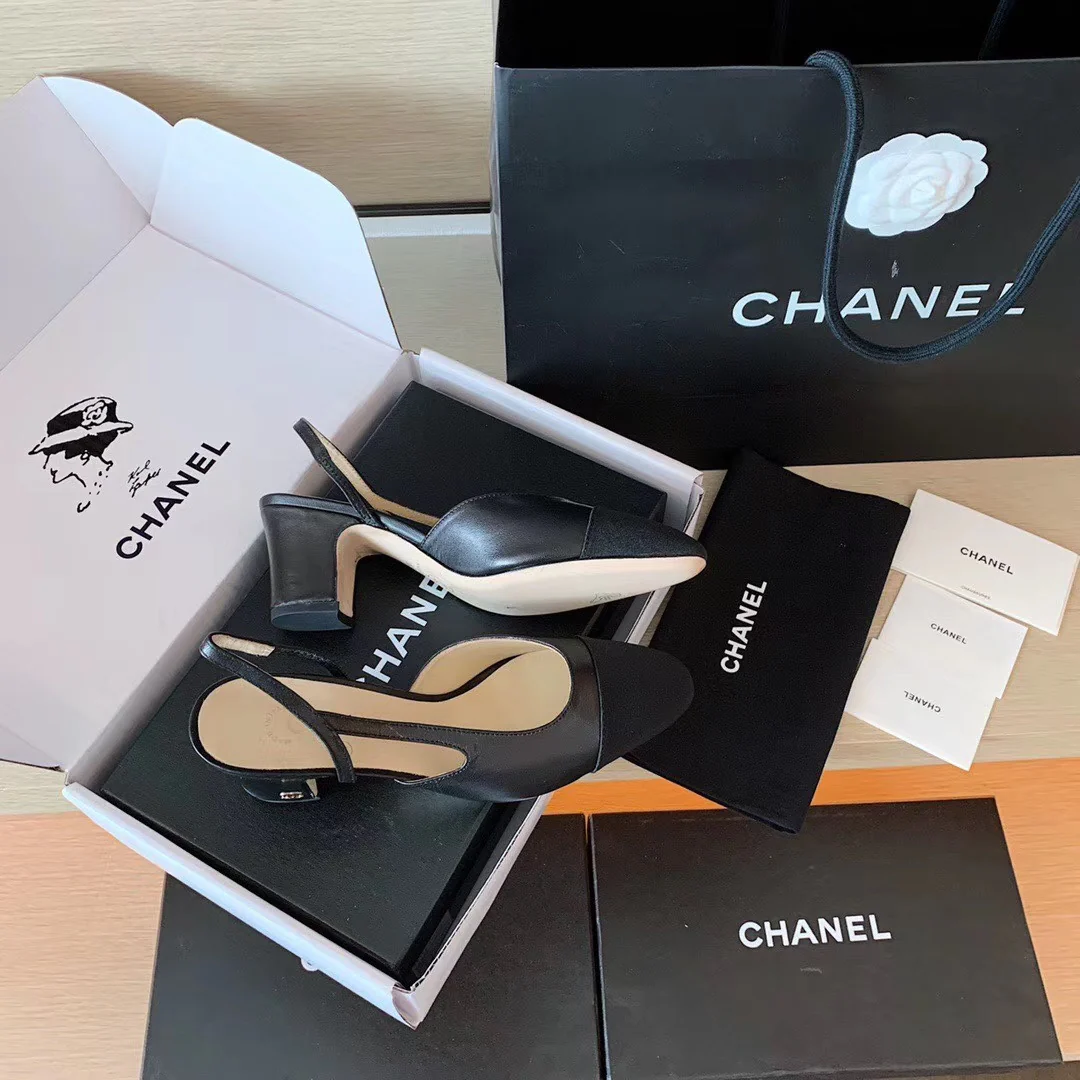 Классические сандалии Chanel на массивном каблуке - черные