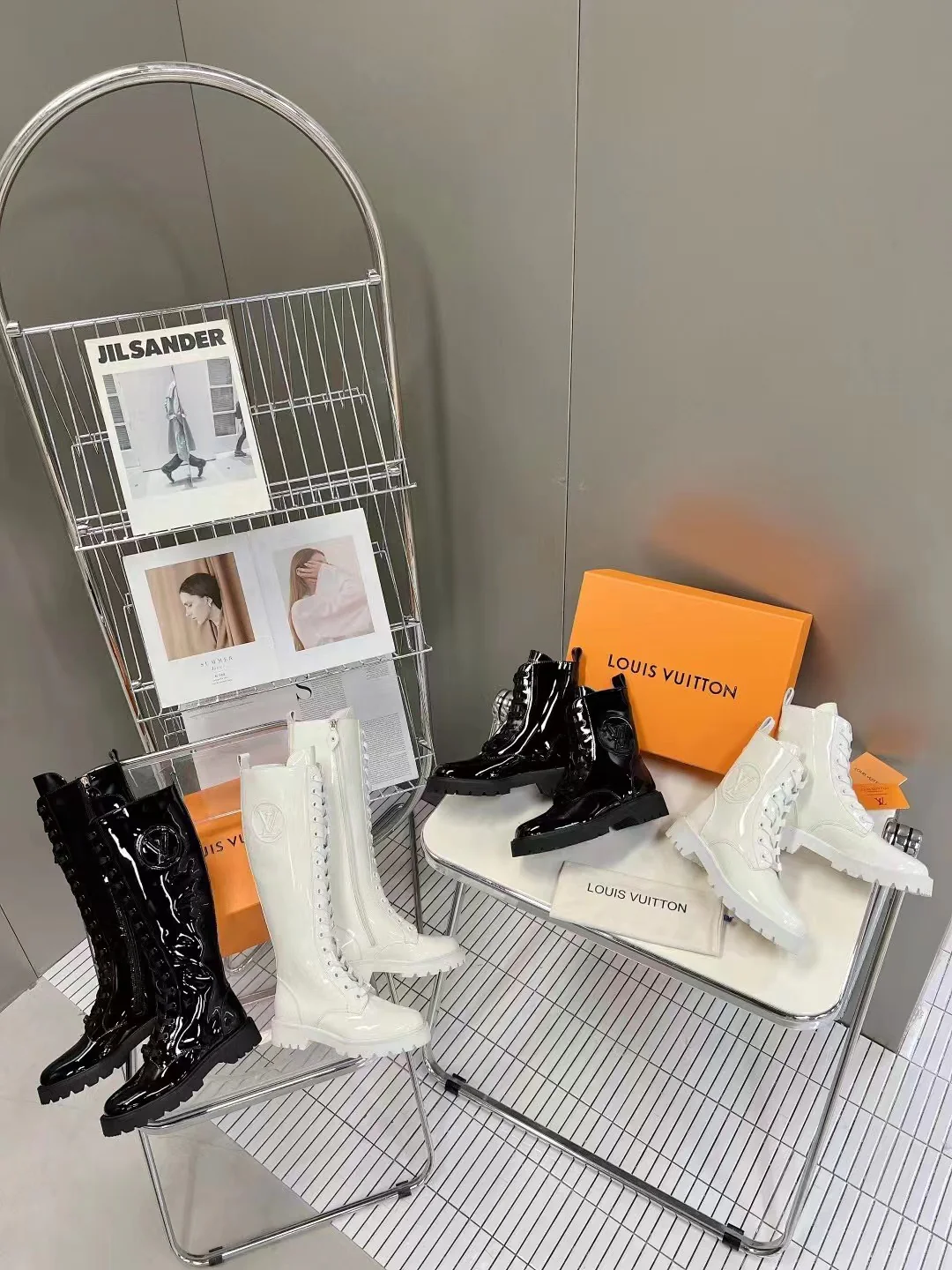 LV - Ботинки на шнуровке из лакированной кожи с боковой вышивкой логотипа - Изображение из коллекции