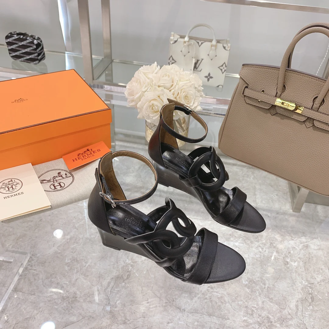 Новинка сезона весна/лето 2022 от Hermes — сандалии на высоком каблуке