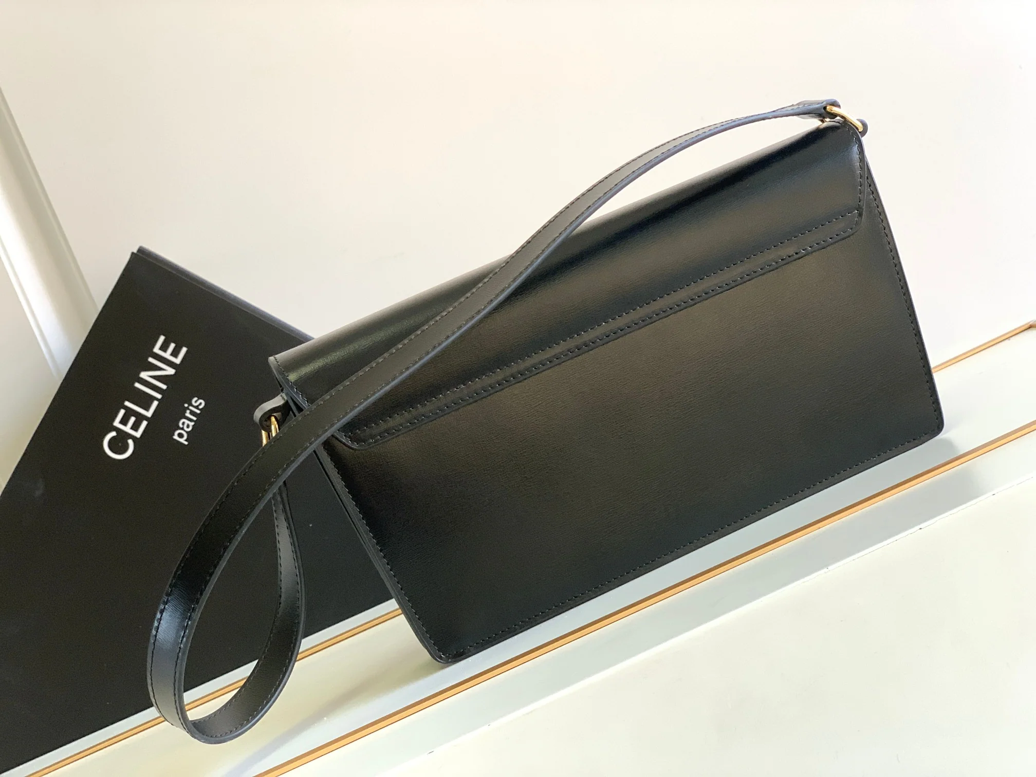 Сумка Celine Triomphe из глянцевой телячьей кожи с принтом под канвас - черная