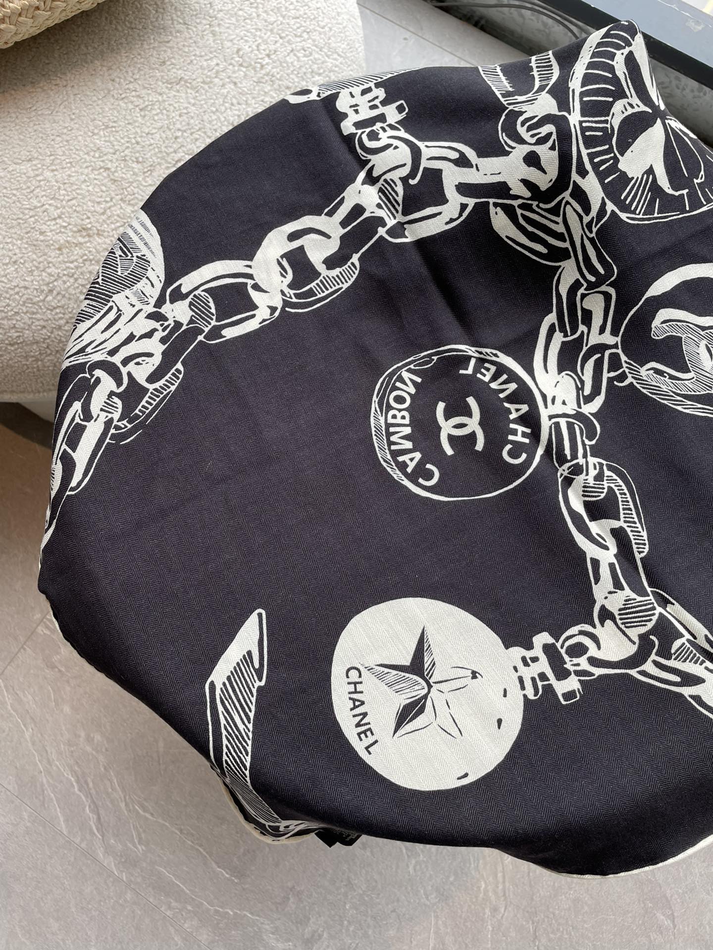 Бархатный шарф Chanel 2024 - 140-140-черный