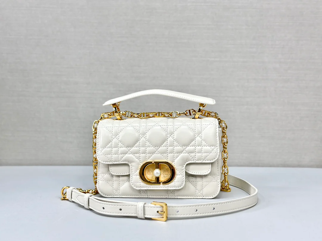 Маленькая жемчужная сумочка Dior Jolie на цепочке - белая