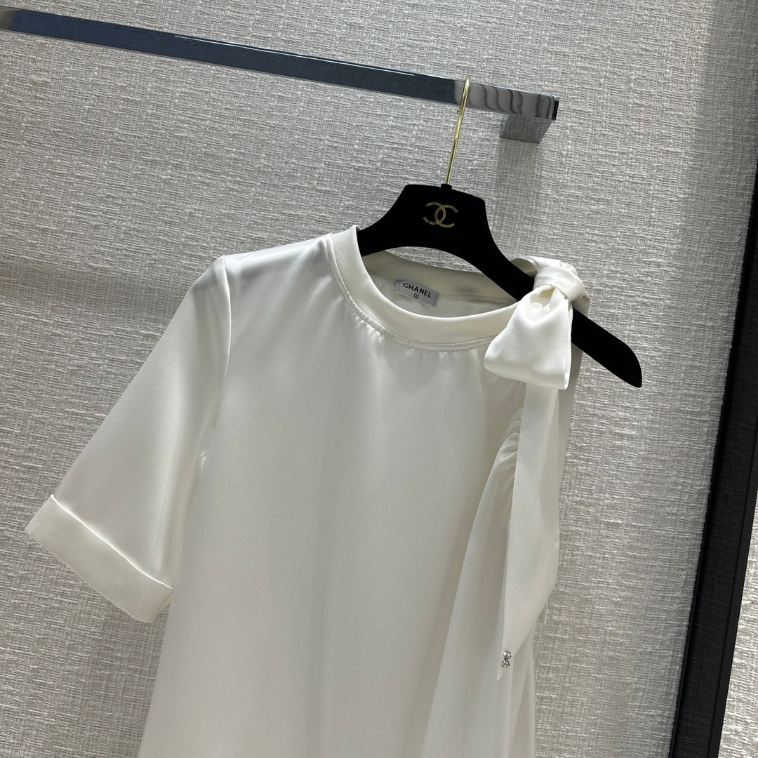 Новая коллекция Chanel Весна/Лето 2024: Топ с бантом, круглым вырезом и одним рукавом - Белый