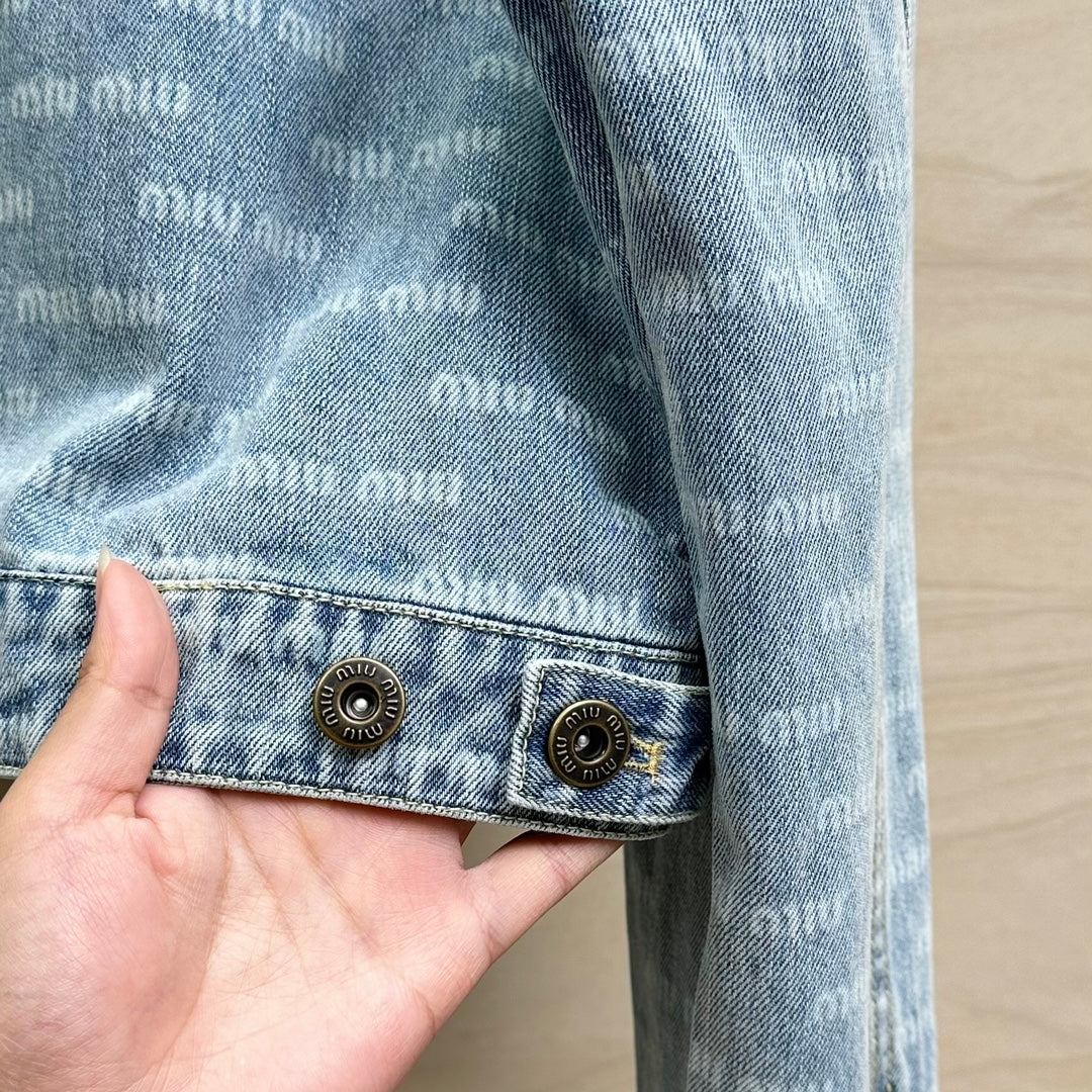 Miu Miu - 2404 - 24 Новинка ранней весны. Джинсовая куртка с принтом и буквами.