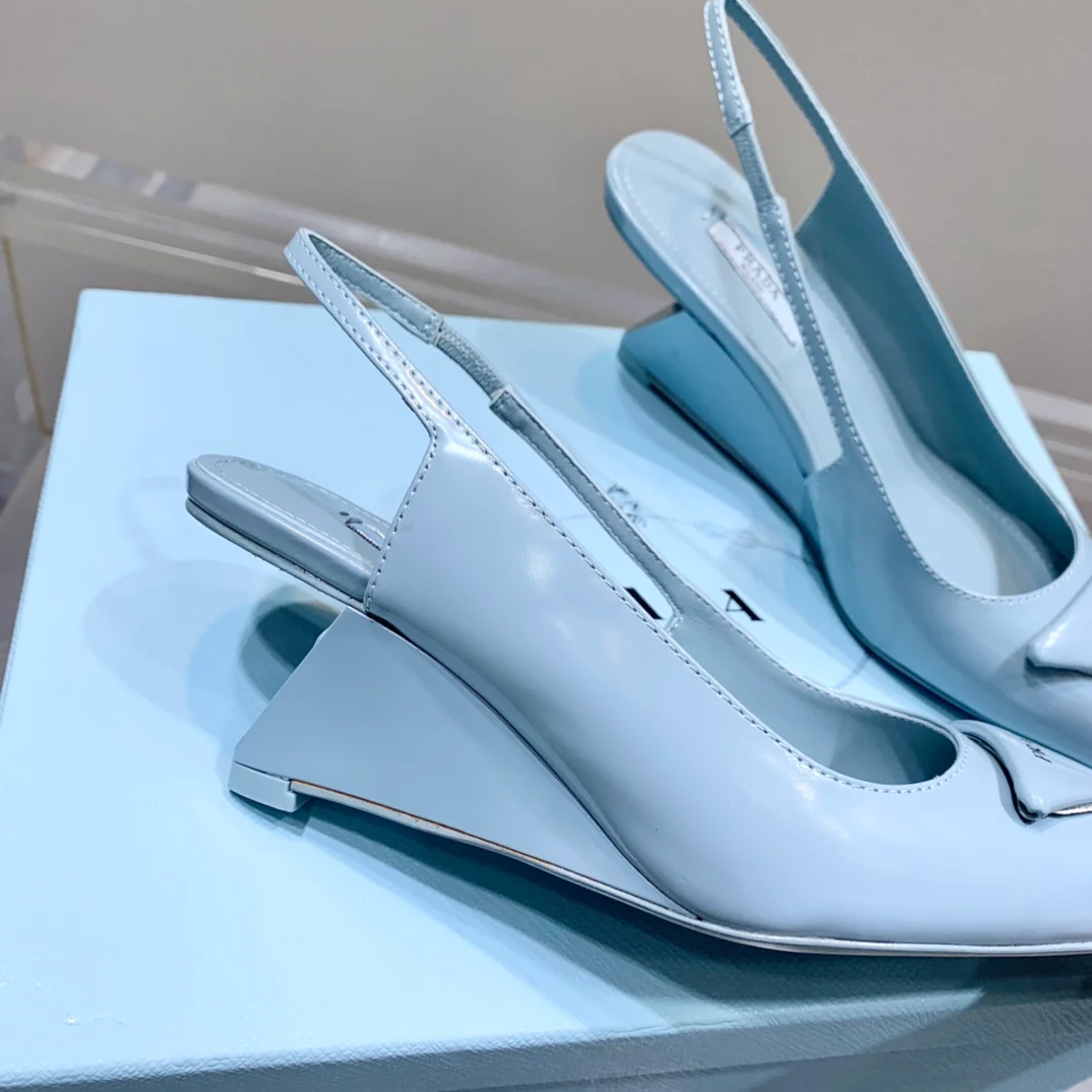 Prada - Синие туфли на низком каблуке