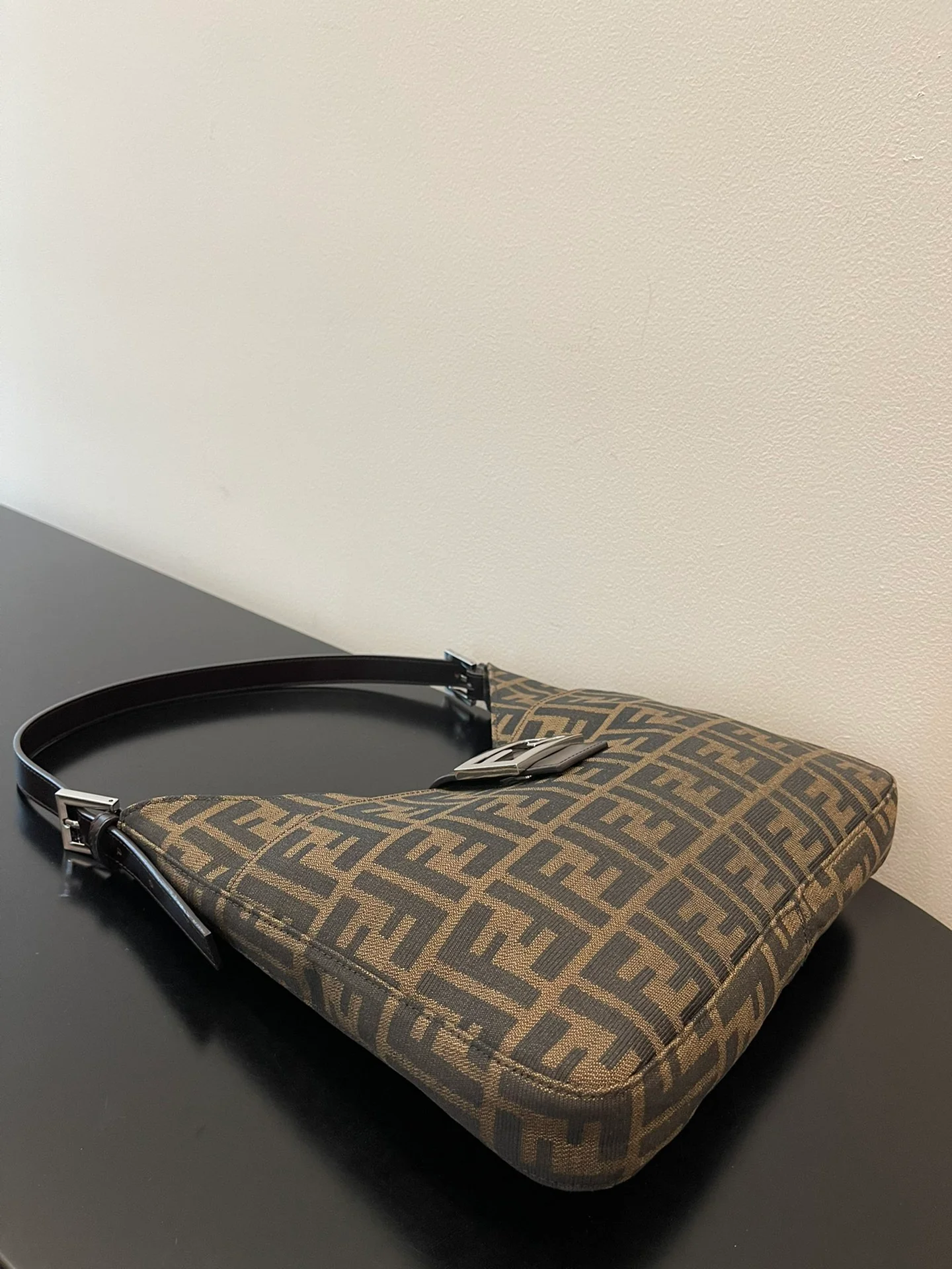 Винтажная сумка Fendi Monogram с серебряной пряжкой через плечо