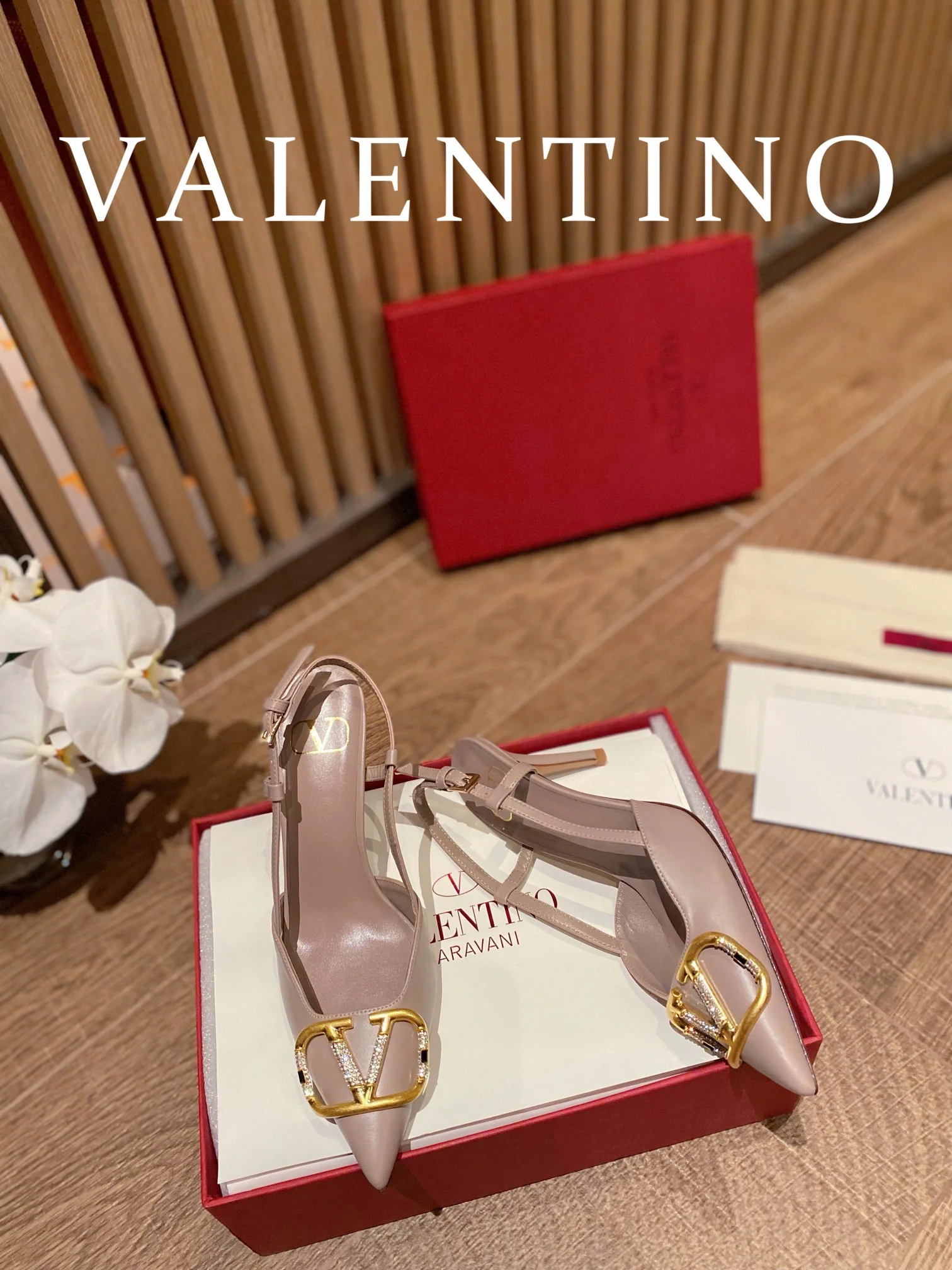 Туфли Valentino на каблуке с V-образным вырезом, бронзовой бриллиантовой пряжкой и открытой пяткой - розовые