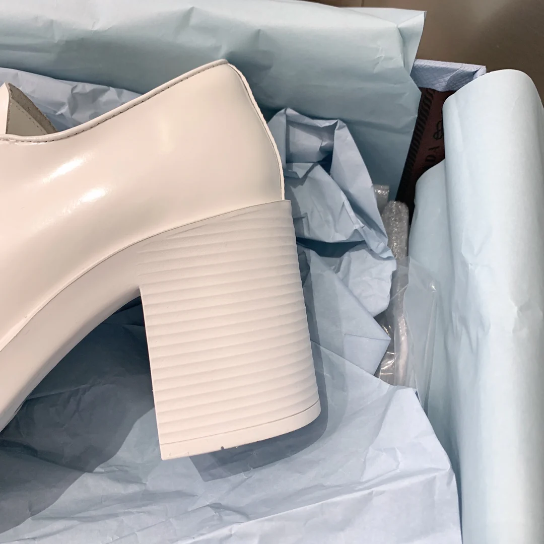 Новинка сезона весна/лето 2022 от Prada - туфли на массивном каблуке в стиле афро.