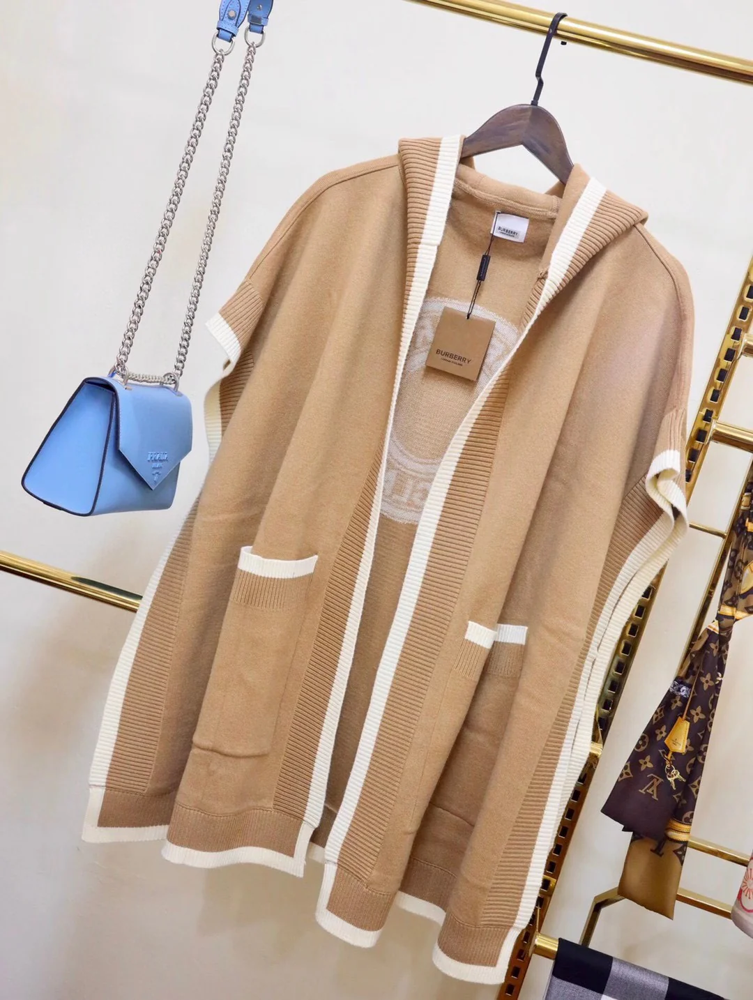 Самый продаваемый товар - Burberry - Новая жаккардовая накидка с капюшоном и логотипом - Сверхтонкая смесь шерсти и кашемира - Высококачественная, прочная конструкция.