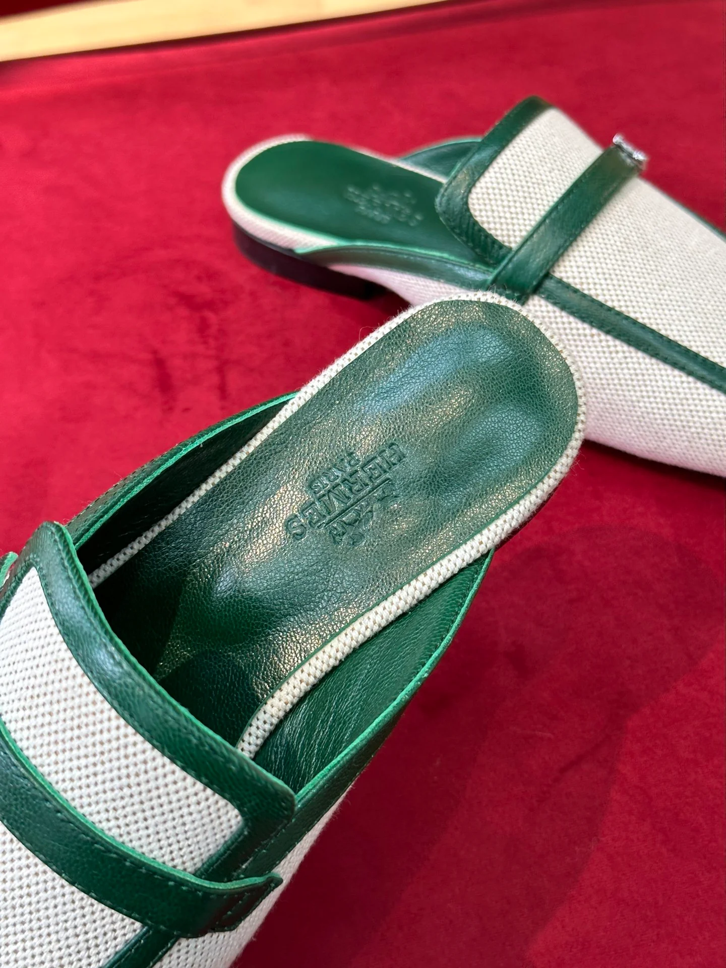 Новинка сезона весна/лето 2023 от Hermes - кожаные тапочки с квадратным носком - белые и зеленые.
