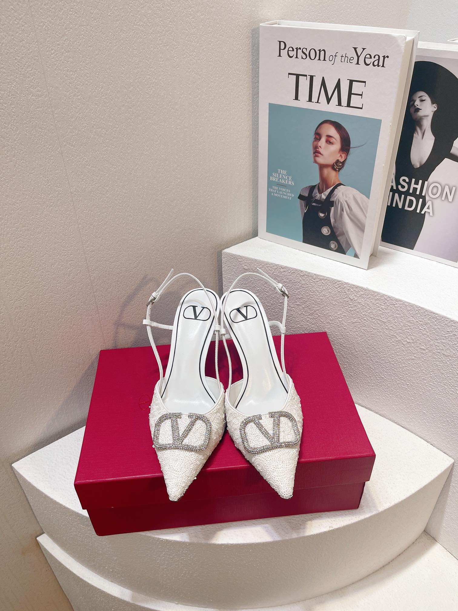 Новинка с официального сайта Valentino 2023 — Глянцевые босоножки на низком каблуке с острым носком — 8 см — Белые