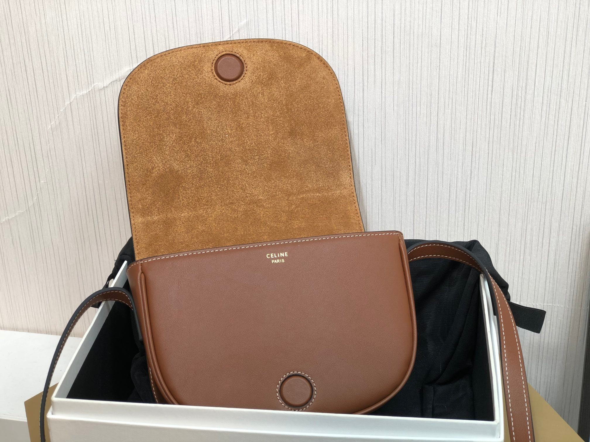 Сумочка Celine-folco-cuir-triomphe из воловьей кожи с заклепками