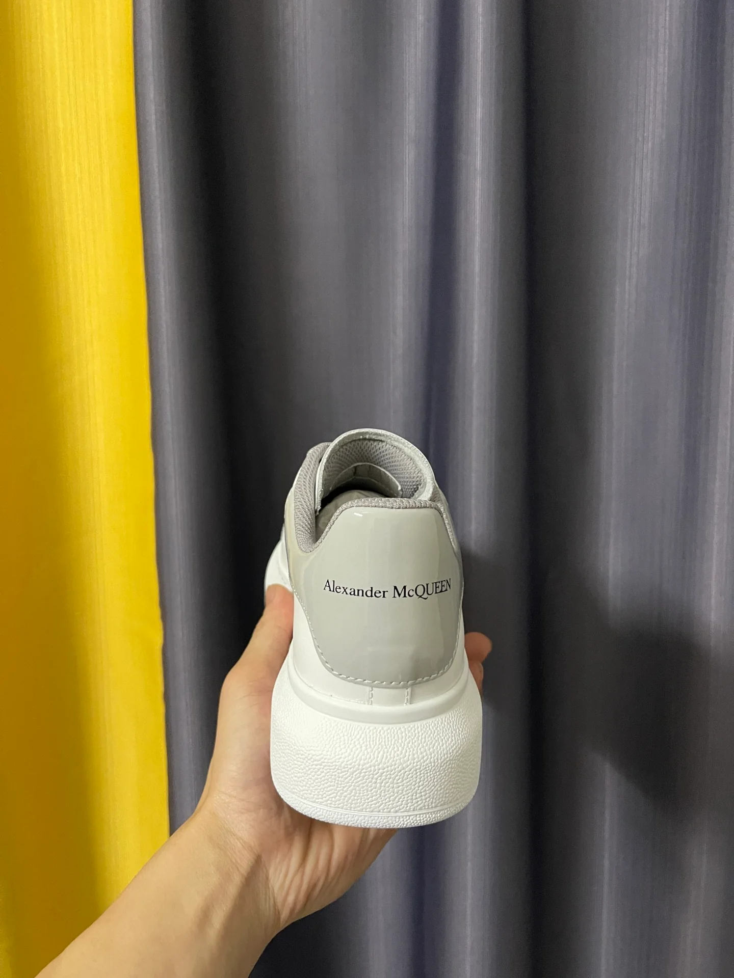 Классические белые кроссовки McQueen - унисекс - на каблуке из серой лакированной кожи