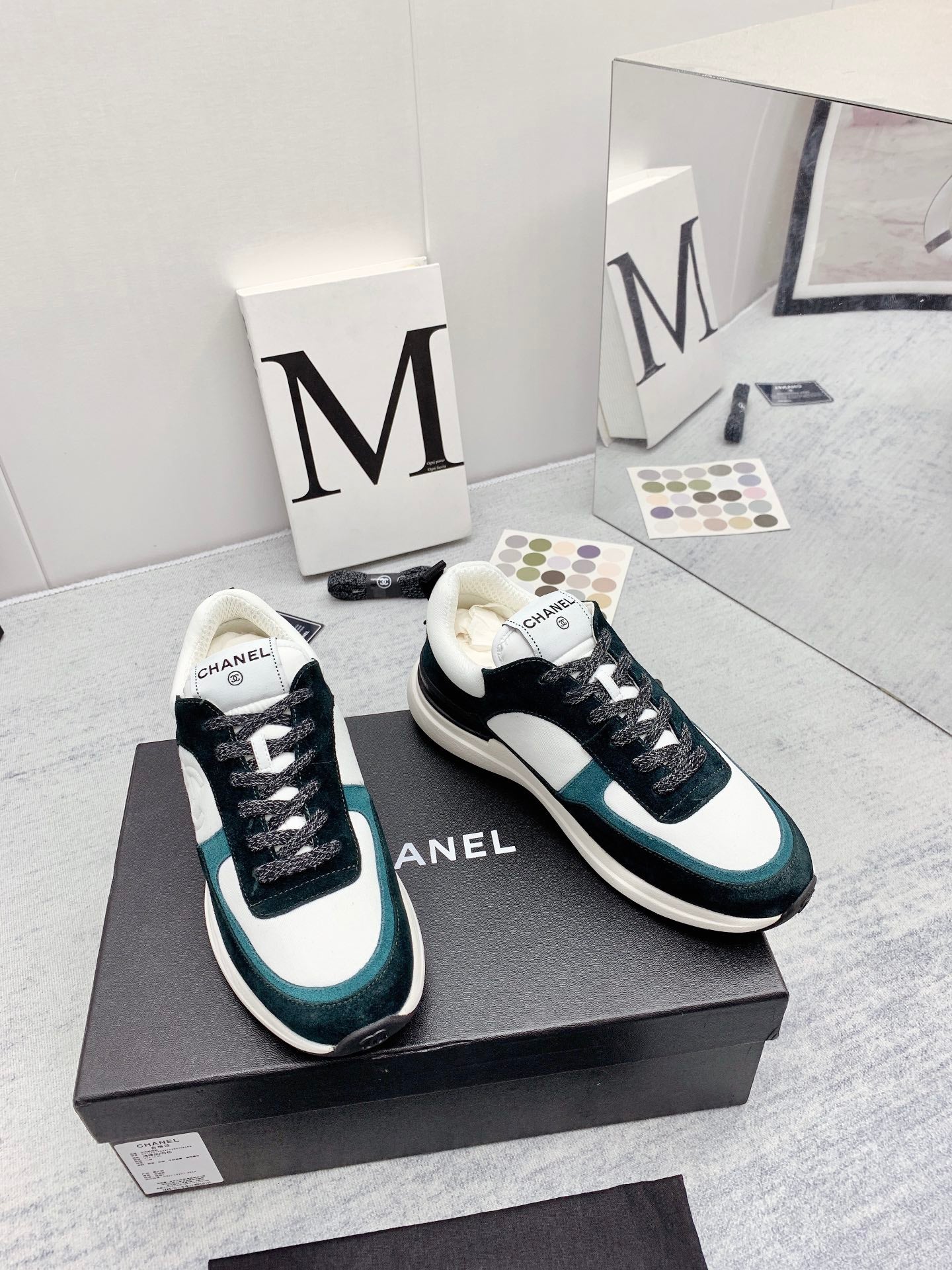 Chanel - Твидовые кроссовки в стиле пэчворк - Повседневные кроссовки - Черно-синие