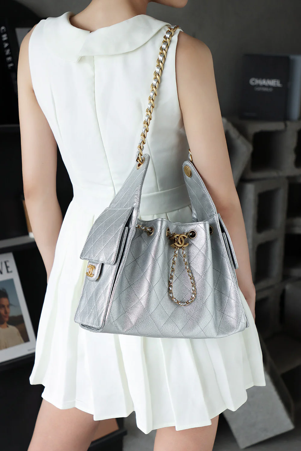 Сумка-хобо Chanel 25c Hippie, серебристая, маленькая, с золотой пряжкой.