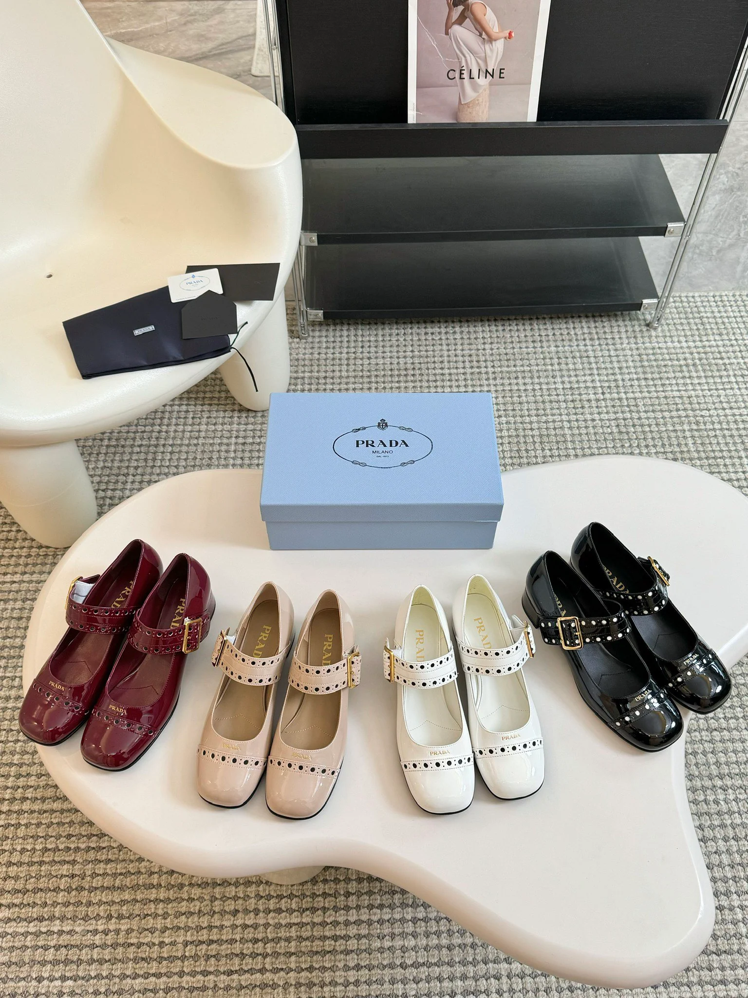 Туфли-мэри-джейн в стиле ретро от Prada, 2024 год - изображение из коллекции.