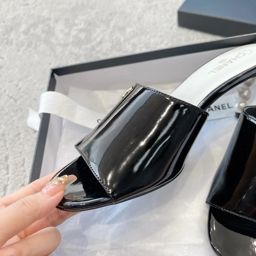 Новинка сезона весна/лето 2023 от Chanel - Босоножки на среднем каблуке с жемчужным верхом - Черные