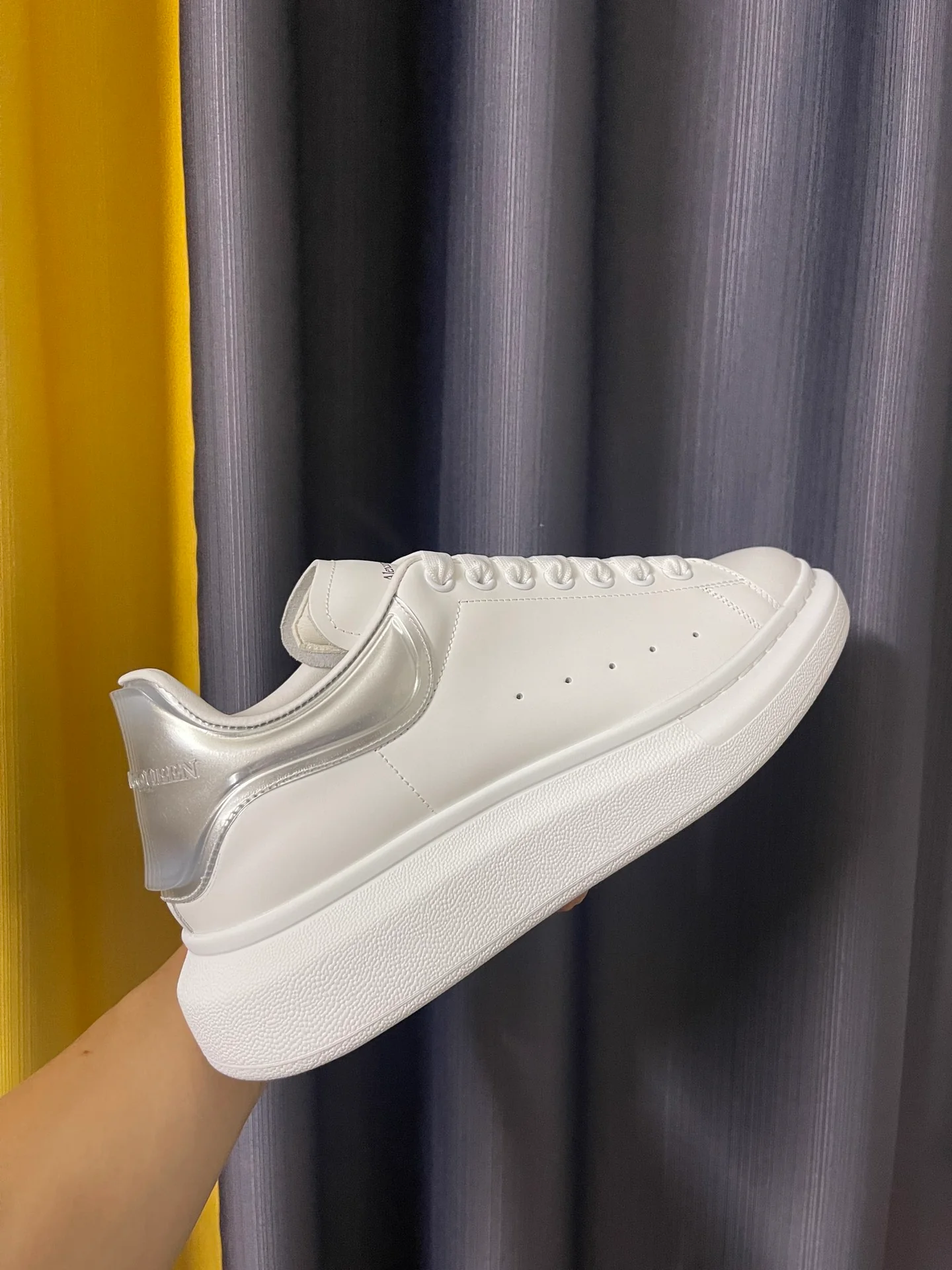 Классические белые кроссовки McQueen - унисекс - серебристый мягкий каблук