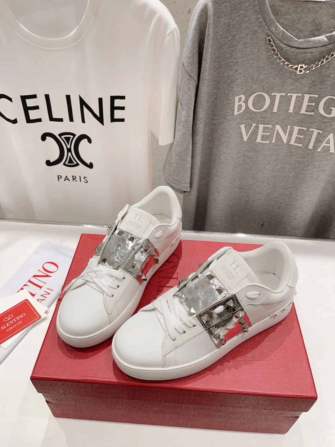 Новинка Valentino 2023 года - Белые повседневные кроссовки - Серебристые