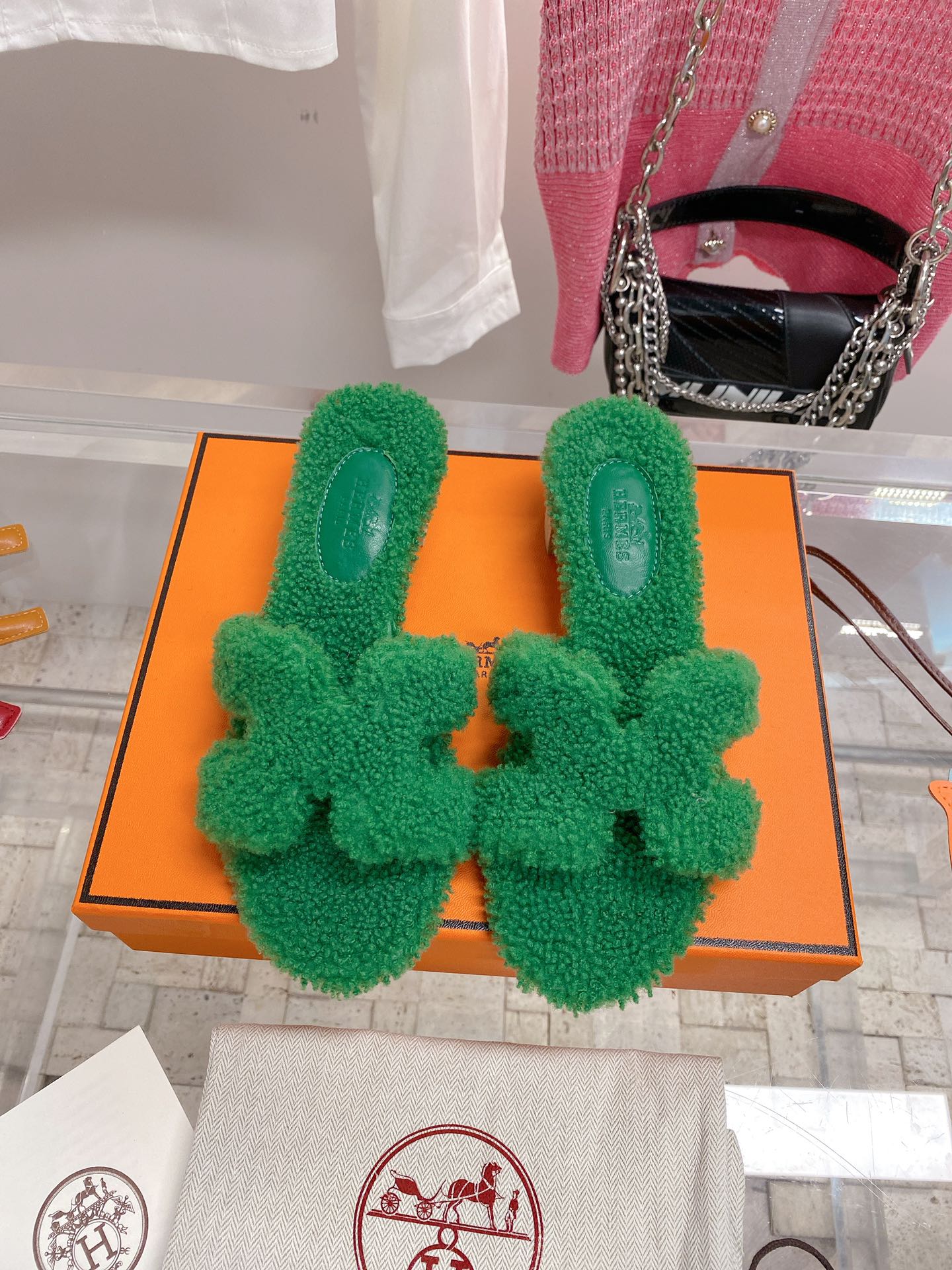 Новинка сезона осень/зима 2022 от Hermes - Сандалии на плоской подошве с каблуком H из натуральной овечьей шерсти Oran