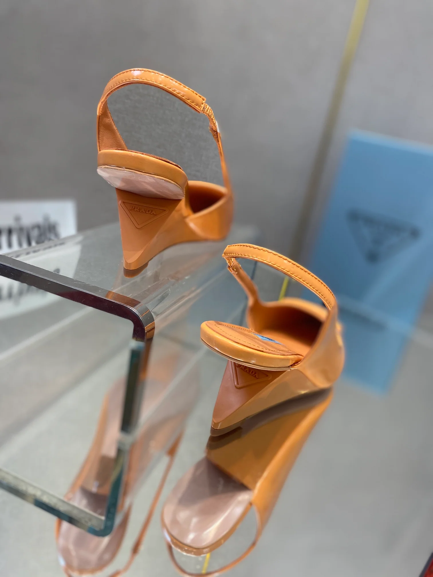 Обувь Prada - Prada - лакированные сандалии на низком каблуке - оранжевые