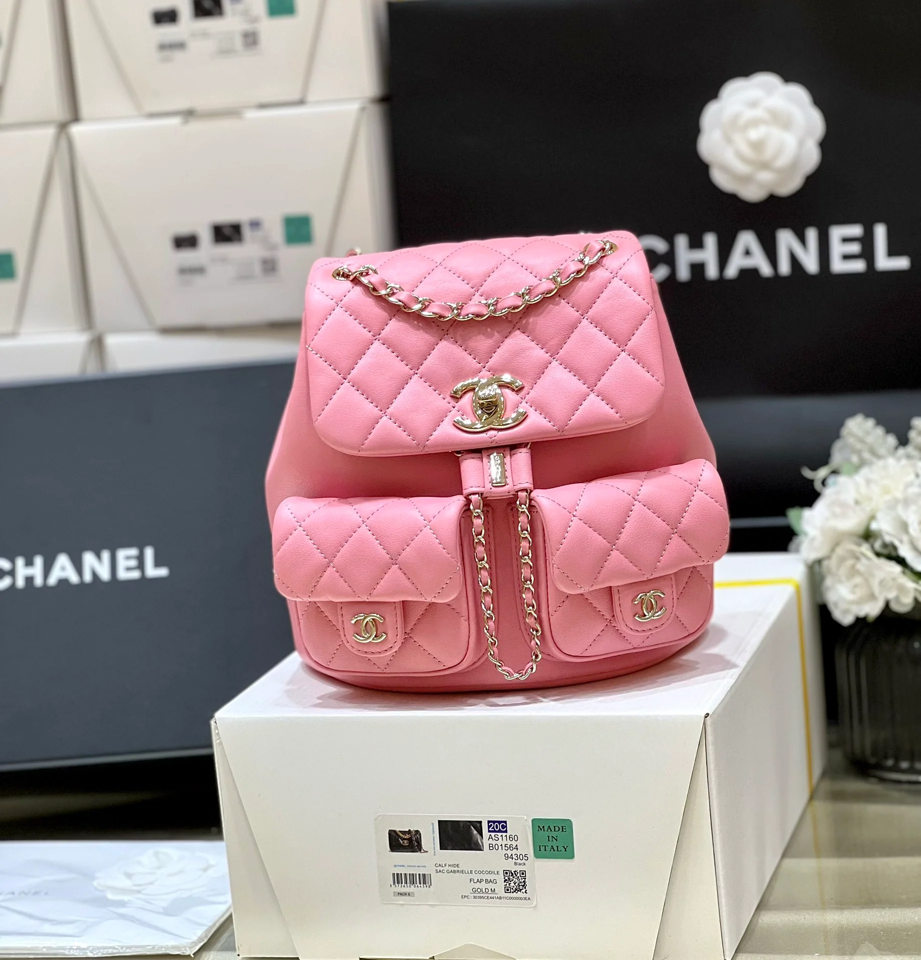 Коллекция Chanel Весна/Лето 2023 - Duma - Однотонный рюкзак из телячьей кожи - Розовый