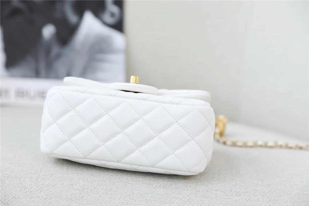 Chanel - Золотая квадратная сумка с клапаном в форме глобуса - 17 см