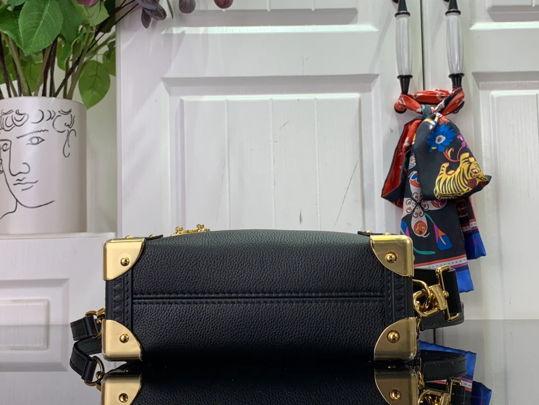 m83080-LV-side-trunk-pm chain bag-black