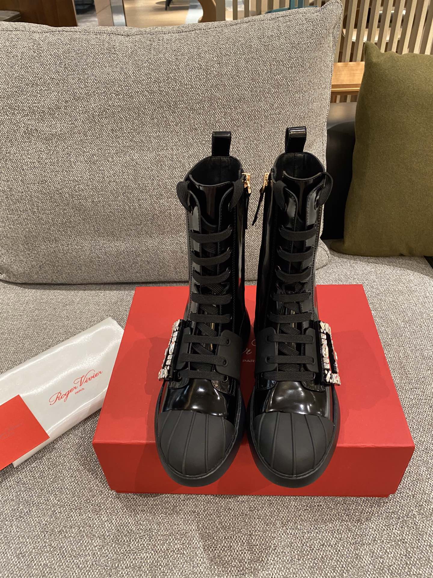 Ботинки прямого кроя с бриллиантовой пряжкой из осенне-зимней коллекции RV21