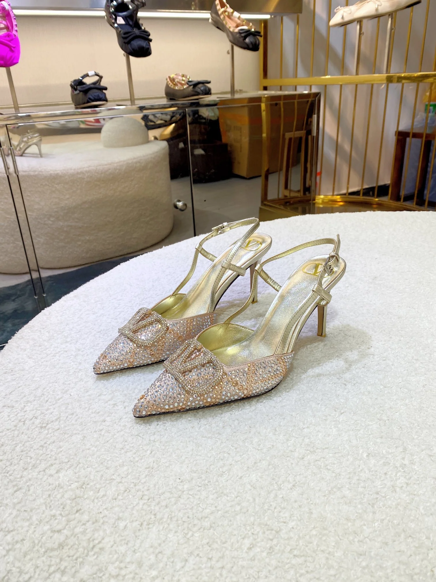 Туфли на высоком каблуке Valentino 2024 с кожаной пряжкой и ромбовидным логотипом - золотые