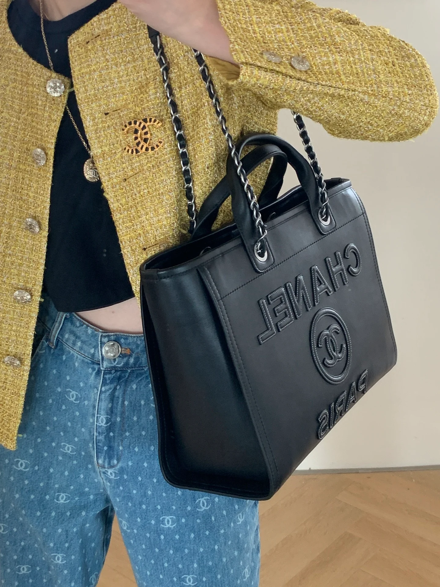 Пляжная сумка Chanel 24a из натуральной кожи, маленькая, черная.