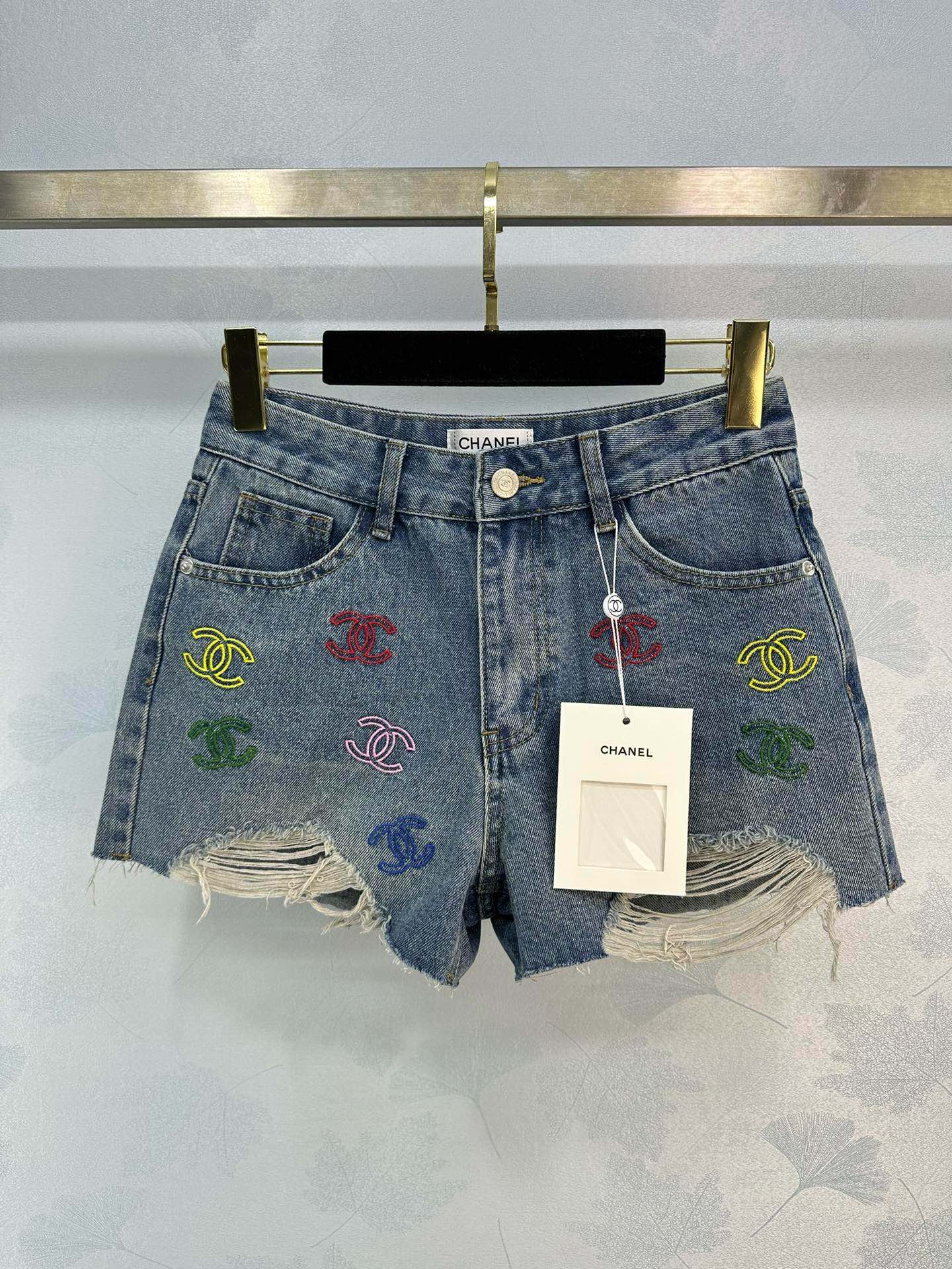 Новые летние джинсовые шорты Chanel 2403 с красочной вышивкой.