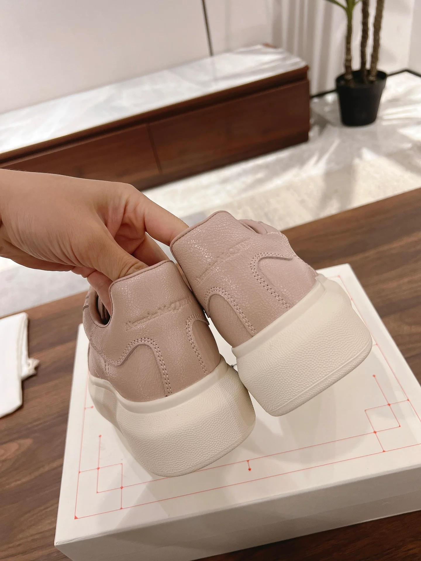 Скейтбордные кроссовки McQueen 2024 — розовые