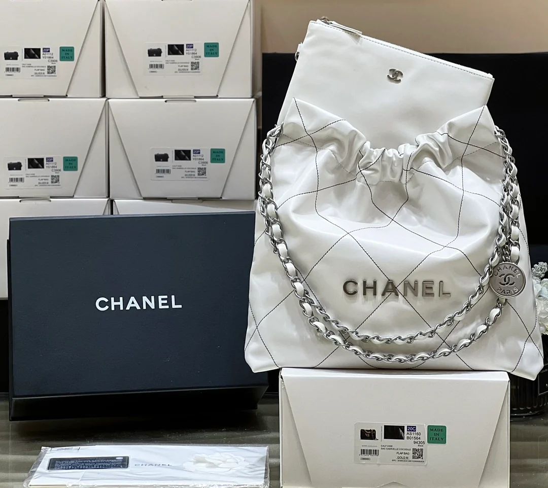 Сумка Chanel из круизной коллекции 2023 года - модель 22bag - белая с черной строчкой.