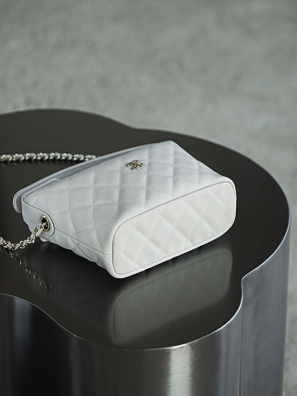 Chanel 25c - Средняя длина, телячья кожа - Сумка для ланча - Белая с золотой фурнитурой