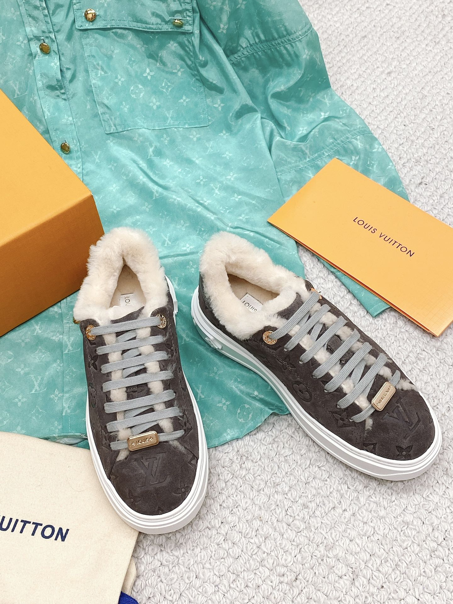 Новинка осенне-зимней коллекции LV 2022 — повседневные туфли на тиснёной платформе — коричневые.