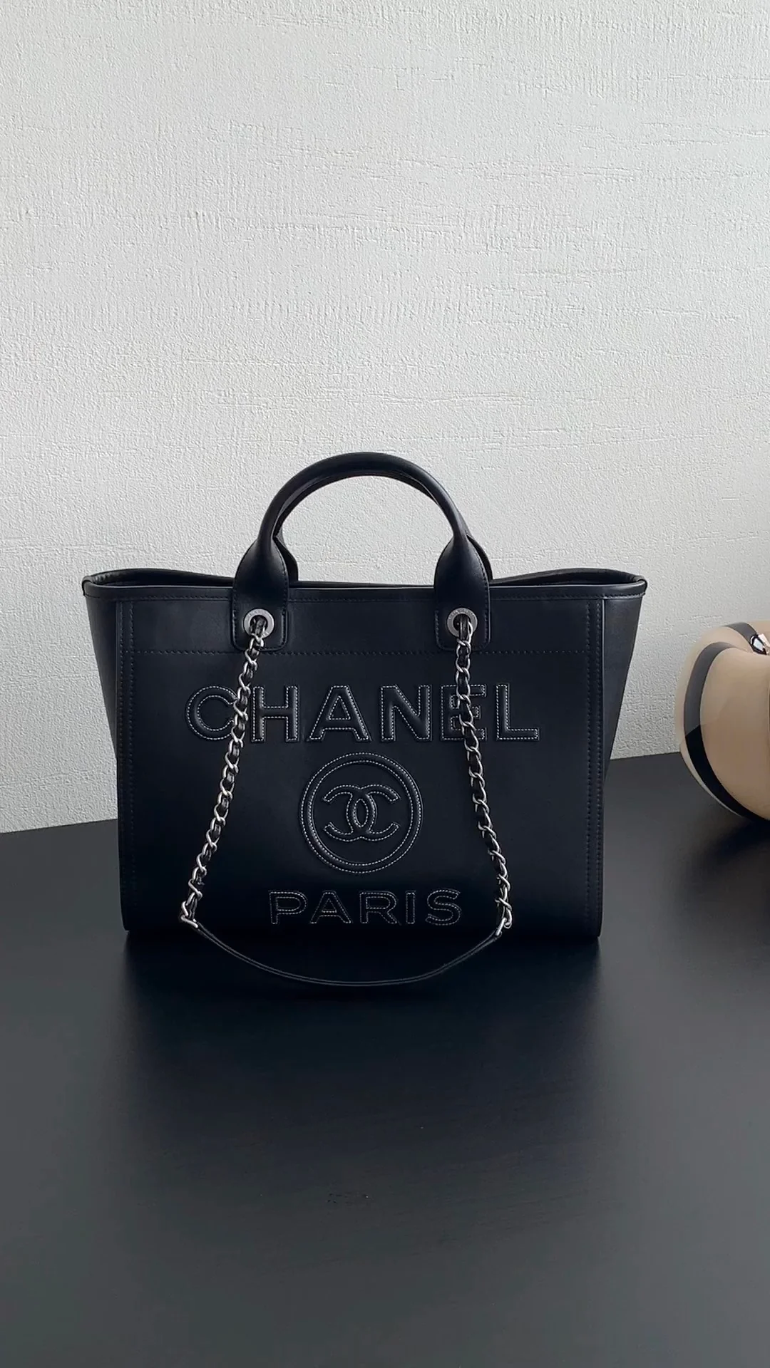 Пляжная сумка Chanel 24a из натуральной кожи, маленькая, черная.