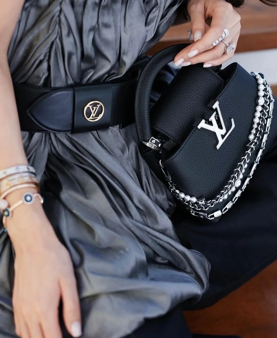 Миниатюрная кожаная сумочка LV Capucines с жемчужной цепочкой - черная