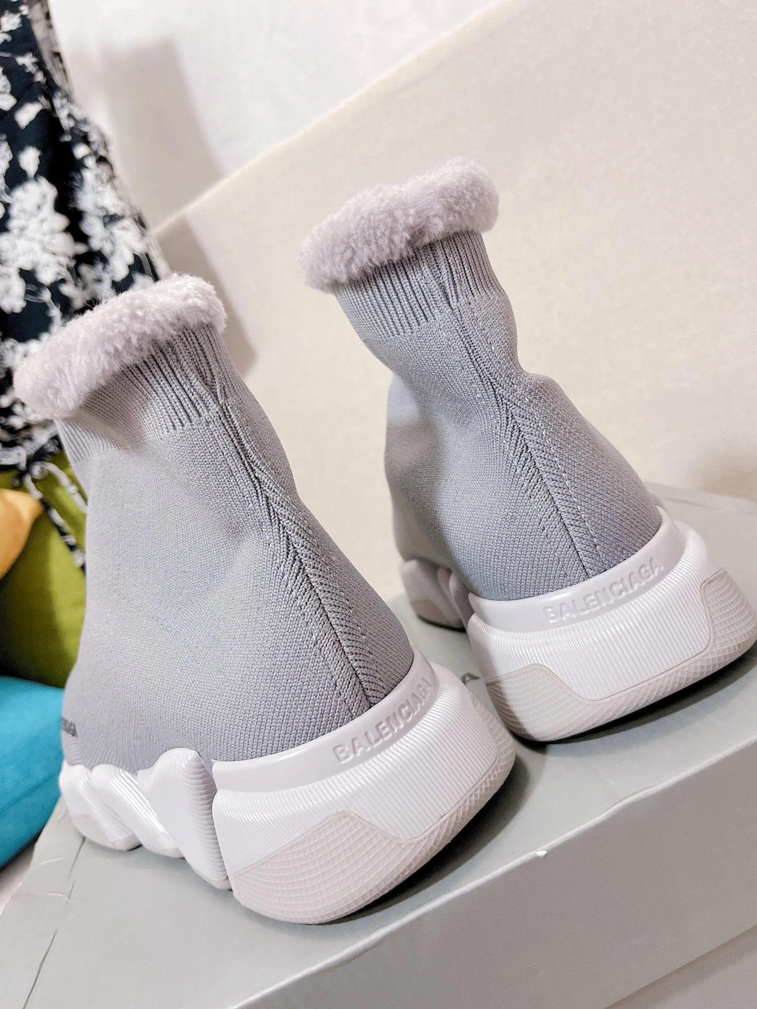 Новинка весны 2022 года от Balenciaga - короткие меховые сапоги-носки - серые.