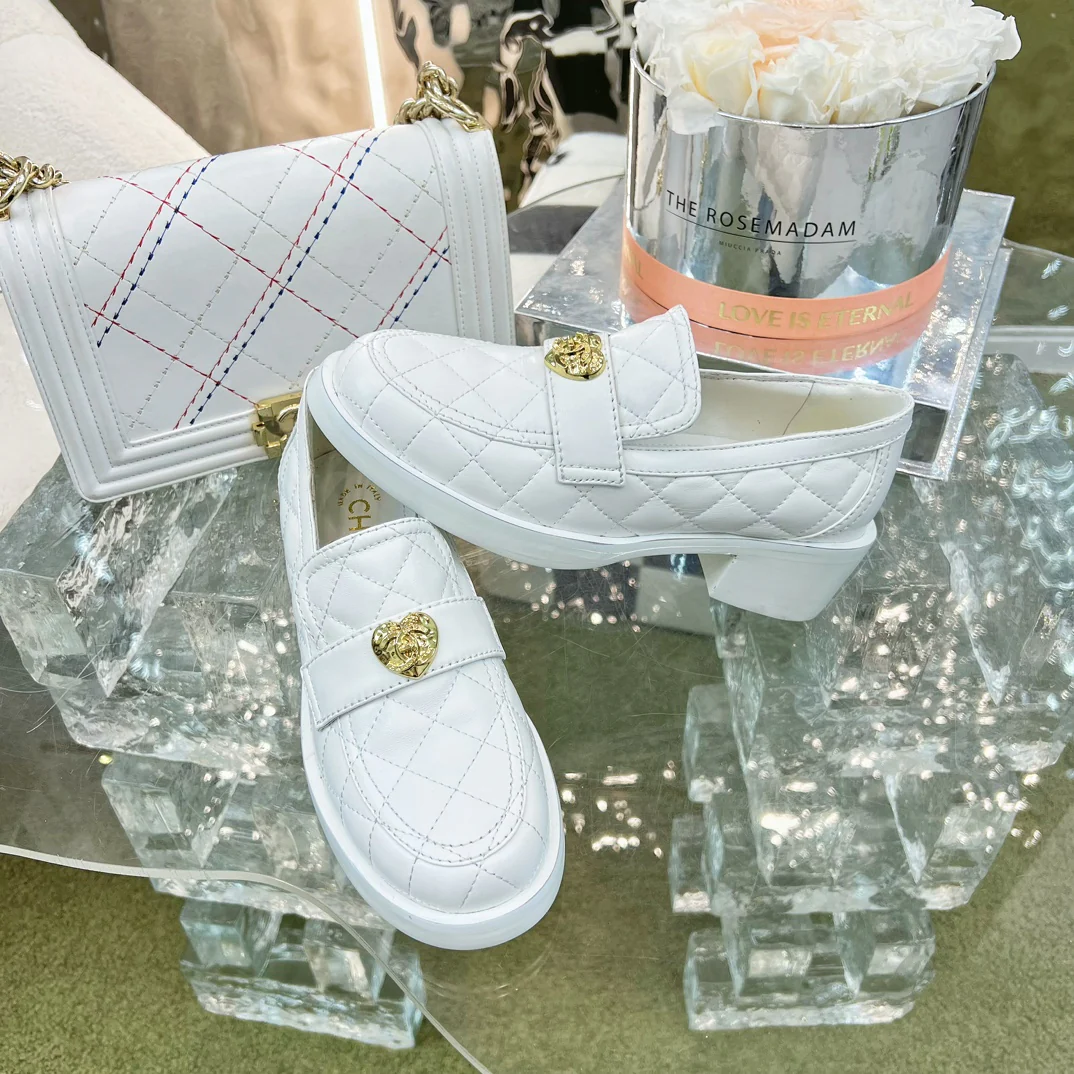 Новинка 2023 года от Chanel - Кожаные лоферы в форме сердца - Белые