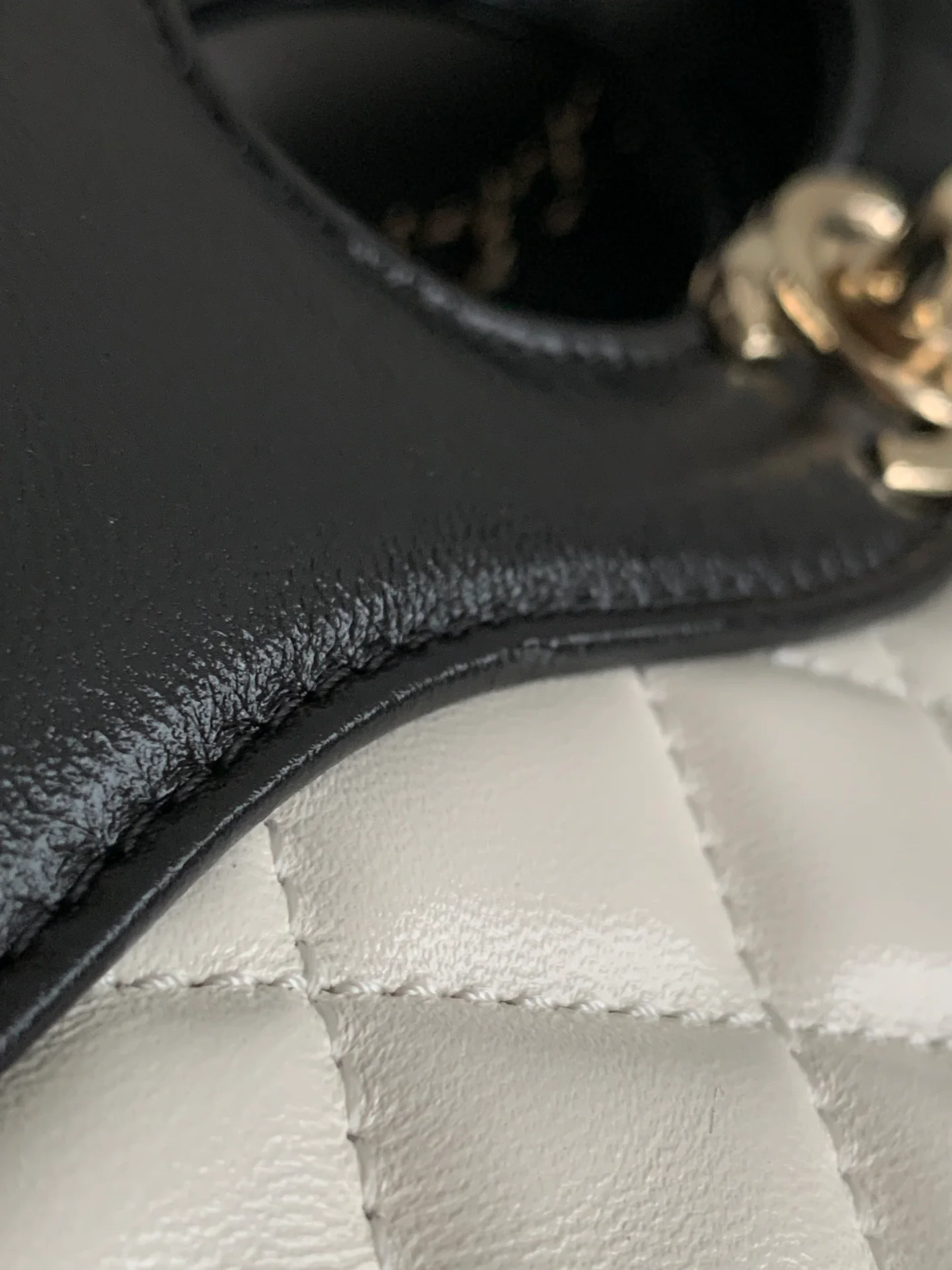 Мини-сумка Chanel 24b 31, черная с отделкой из овечьей кожи, белая