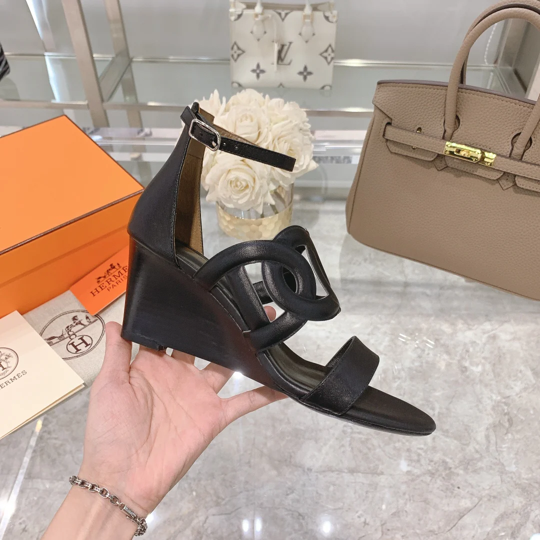 Новинка сезона весна/лето 2022 от Hermes — сандалии на высоком каблуке