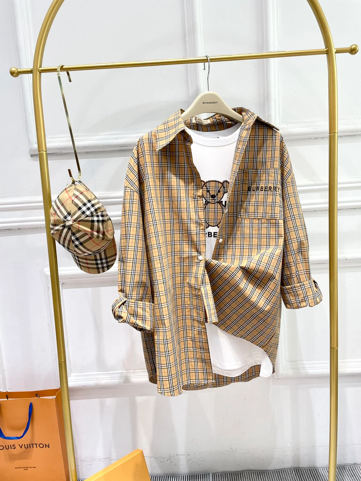 Футболка с коротким рукавом и вышивкой в ??виде медведя Burberry 2403, свободного кроя, клетчатая.