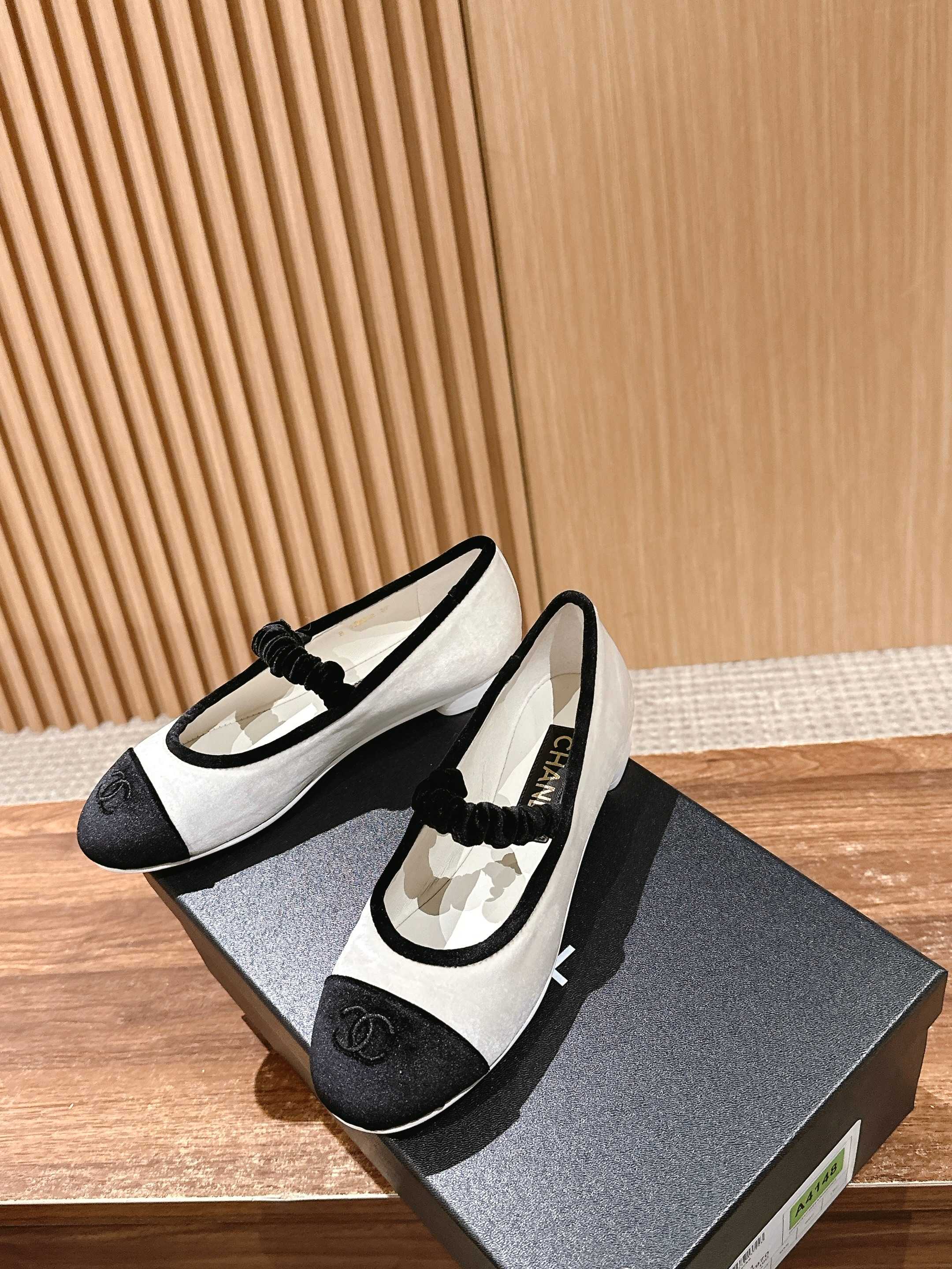 Новинка сезона весна/лето 2025 от Chanel - туфли Мэри Джейн из белой замши.