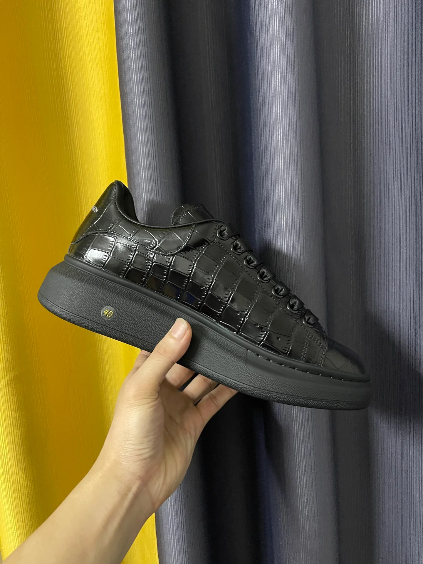 Классические белые кроссовки McQueen - унисекс - с черным крокодиловым рисунком