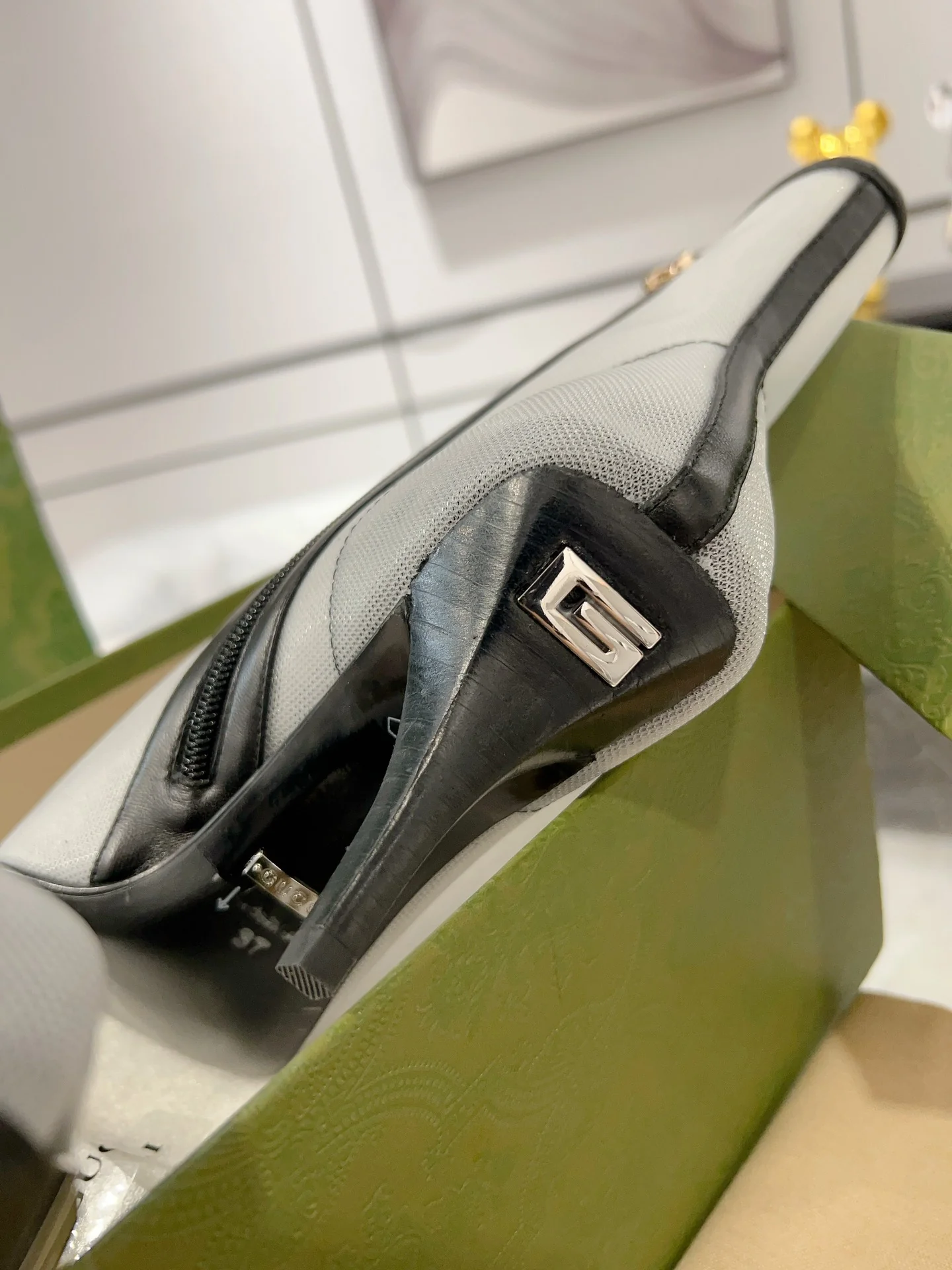 Gucci - Ботильоны на шпильке с сетчатыми вставками и стразами - Белые