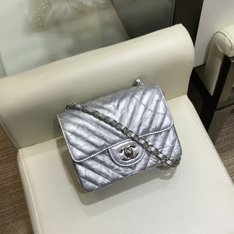 Коллекция Chanel Весна/Лето 2018 - Плиссированная металлизированная кожа - Телячья кожа - Сумка CF - 17 см