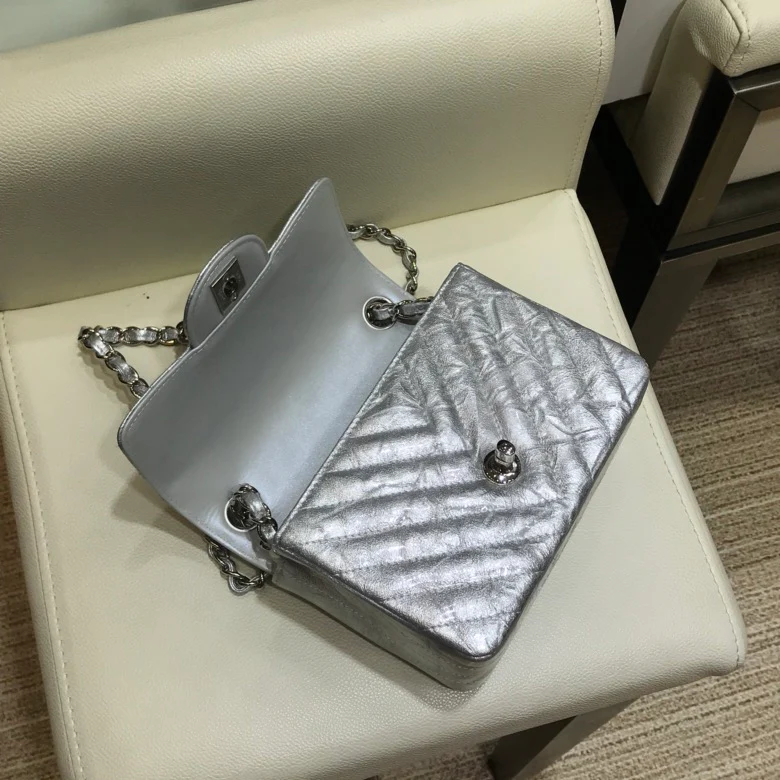 Коллекция Chanel Весна/Лето 2018 - Плиссированная металлизированная кожа - Телячья кожа - Сумка CF - 17 см