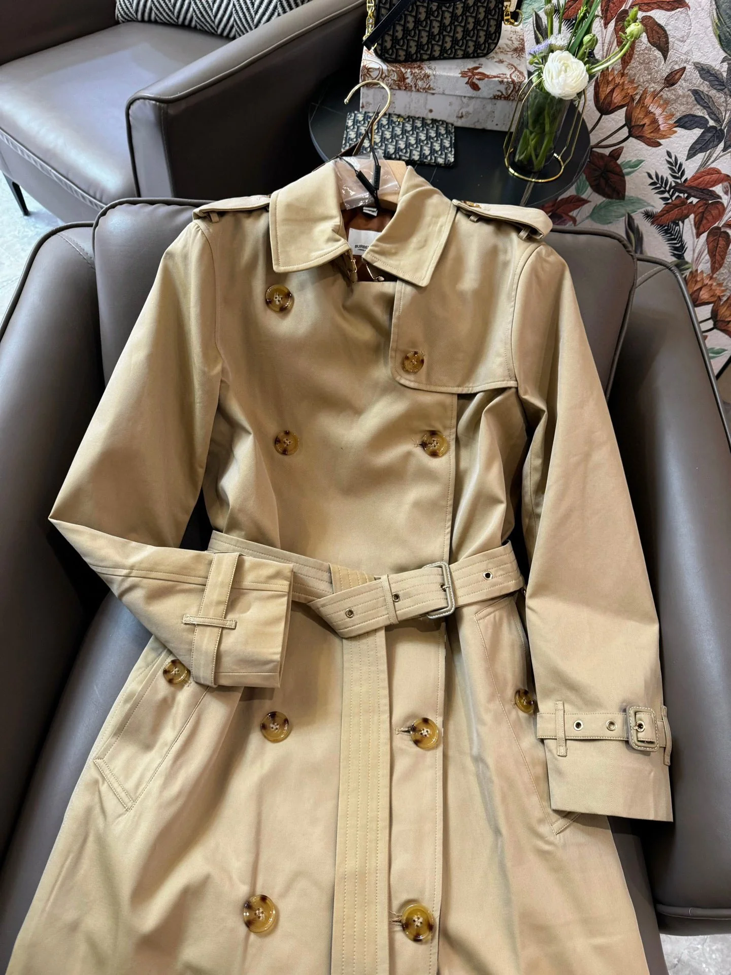 Длинный тренч Burberry 2403 с двухслойным клетчатым узором, цвет хаки.